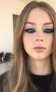 Blue Eye Eyeshadow, Teal Makeup Looks, Rock Makeup Looks, Mystic Makeup, Blue Eyes Eyeshadow, Mystical Makeup, Halloween Glamour, Blonde Halloween, Teal Makeup