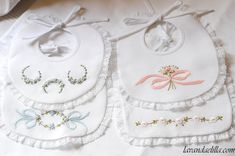 Schemi, disegni e tutorial per cucire questi bavaglini Handmade White Cotton Patterns, Handmade White Crafting Patterns, White Handmade Crafting Patterns, Handmade White Patterns For Crafting, Baby Dress Embroidery, Baby Heirloom, Baby Bibs Patterns, Sewing Baby Clothes, Bib Pattern