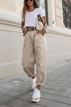 1ef91c212e30e14bf125e9374262401fdesc47570543ri Basic White Tee, Beige Outfit, High Waist Denim, Looks Style, High Waisted Denim, Outfits Casuales, Womens Fashion Casual, Look Fashion, Fashion Inspo Outfits