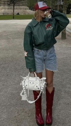 Green Leather Jacket Outfit, Green Jacket Outfit, Sofia Coelho, Cool Girl Outfits, Green Leather Jackets, Outfits Edgy, Leather Jacket Outfits, Red Boots, Green Outfit