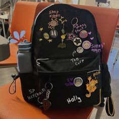 Bagpack Decorating Ideas, Alt Style Outfit, Backpack Ideas, Backpack Art, High School Backpack, Messanger Bag, Stylish School Bags, Backpack Essentials, Inside My Bag