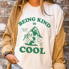 Being Kind Is Cool Shirt - Be a cool and kind human in this trendy, retro style, unisex, comfort colors shirt. SIZING Please size up for the over-sized look, refer to the size chart in the final image for the perfect fit. MATERIALS Comfort Colors are the ultimate when it comes to soft and comfortable Tshirts. They are made from 100% ring-spun cotton. The soft-washed, garment-dyed fabric brings extra coziness to your wardrobe while the relaxed fit makes it an excellent daily choice. They are high Kind People, Dad Fashion, Being Kind, Comfort Colors Shirt, Positive Messages, Kinds Of People, Retro Shirts, Pink Shirt, Retro Stil