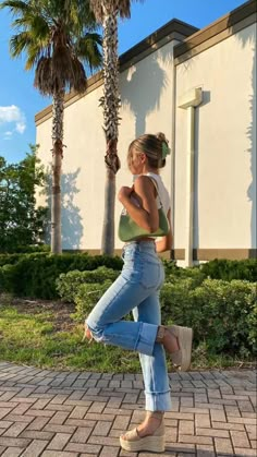 Green Shoulder Bag Outfit, 2022 Casual Outfits, Wedge Outfit, Espadrilles Outfit, Wedges Outfit, Outfit With Wedges, Shoulder Bag Outfit, Green Shoulder Bag, Outfit Denim