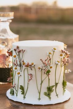 Taylor and Justin's backyard wedding in Arizona was a wildflower themed wedding. This spring wedding theme is so fun for all outdoor weddings! This wildflower wedding cake was so beautiful and delicious. Minimal wedding cake, simple wedding cake, wedding cake ideas, flower wedding cake, floral wedding cake ideas, wildflower wedding ideas, wild flower wedding decorations. Head to jaidynmichele.com for more wedding ideas and tips! Wildflower Wedding Cake, Wildflower Cake, Western Bridal Showers, Bolo Rapunzel, Wedding In Arizona, Wildflower Party, Summer Wedding Cakes, Wildflower Baby Shower