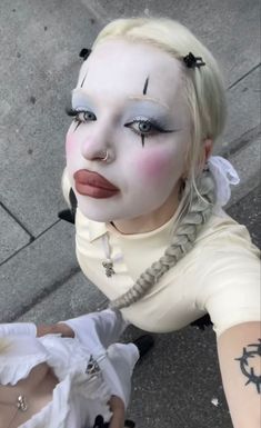 Old Fashioned Clown Makeup, White Face Makeup Looks, Modern Clown Makeup, Simple Makeup For Halloween, Clown Makeup White Face, Porcelain Clown Makeup, Fashion Clown Makeup, Doll Clown Costume