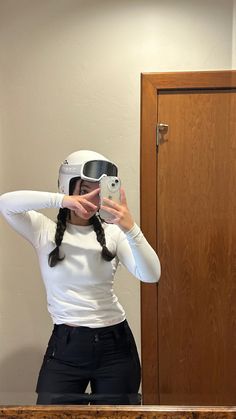 Mirror picture of ski outfit, black ski pants, white ski top, white ski helmet, white ski goggles, mirror ski goggles, chalet mirror picture White Skiing Outfit, Skiing Outfits Aesthetic, White Ski Helmet Outfit, Ski Pics Instagram, Skiing Outfit Aesthetic, All Black Ski Outfit, Skiing Selfie, Skier Outfit