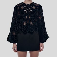 Round Neck Blouse With Long Sleeves And Elastic Cuffs. Tonal Embroidered Detail. Scalloped Hem. Back Hidden In-Seam Zip Closure. Zara Sleeveless Top, Bustier Bodysuit, Round Neck Blouse, Blouse With Long Sleeves, Velvet Blouse, Embroidered Velvet, Poplin Top, Velvet Blouses, Corset Crop Top