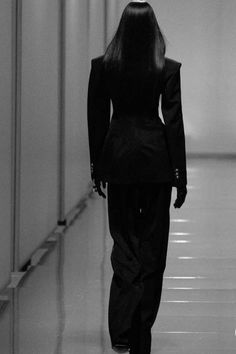 Clean Goth, Woman In Suit, Effortless Outfit, Elegant Feminine, Model Aesthetic, Goth Aesthetic, Formal Looks, Back To Black, Country Club