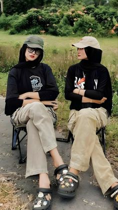 Outfit Camping Hijab, Crocs Outfit Casual, Self Foto, Ootd Couple, Crocs Outfit, Cute Hiking Outfit, Ootd Poses, Muslimah Outfit, Muslim Outfits Casual