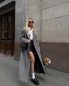 Combat Boot Outfit, Cold Weather Outfit, Autumn Fits, Estilo Preppy, Paris Outfits, Looks Street Style, Grey Coat, Street Style Winter, 가을 패션