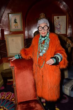 Iris Apfel.... the queen of it all in my fashion world Iris Fashion, Fall Fashion Skirts, Toni Garrn, Advanced Style, Orange Aesthetic, Orange Is The New, Old Woman, Orange Is The New Black, Bright Orange