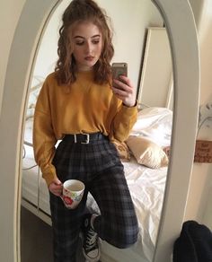 Find More at => http://feedproxy.google.com/~r/amazingoutfits/~3/7G9Qbyou-e0/AmazingOutfits.page Fest Outfits, Women Blouses Fashion, Look Retro, Dallas Fashion, Outfit 90s, Moda Vintage, Mode Inspo, Look Vintage, Mode Vintage