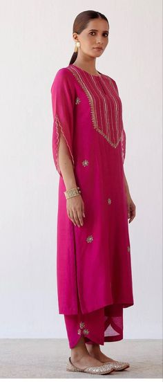 Fancy Kurti Sleeves Design, Bandhani Suit Neck Design, Latest Indian Suits 2023, Sleeves For Kurtis Designer, Latest Indian Kurti Designs, Suit Designs Indian Style Sleeves, Latest Designer Suits Women 2023, Kurta Sleeves Pattern, Designer Sleeves Pattern For Kurtis