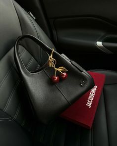 Fall Handbags 2024, Purses And Handbags Aesthetic, Black Purse Aesthetic, Bags Aesthetic Luxury, Luxury Bags Aesthetic, Vintage Bags 1950s, Purses Aesthetic, Handbag Aesthetic