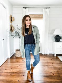 5 ways to style a graphic sweatshirt. How To Dress Up A Hoodie And Jeans, Crew Neck Sweatshirt Outfit Winter, Sweatshirt Outfit Work, How To Style A Sweatshirt, Crew Neck Sweatshirt Outfit, White Sweatshirt Outfit, Graphic Sweatshirt Outfit, Sweatshirt Outfit Winter, Crewneck Sweatshirt Outfit