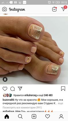 Gold Tip Pedicure, Toenail Art Designs Spring, Toe Nail Ideas Simple, Gold Toes Pedicure, Pedikur Nails, Gold Pedicure Toenails, New Years Toe Nails, Gold Toe Nail Designs, Gold Pedicure Ideas