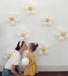 Classic Daisy balloon kits make the perfect backdrop for parties and photo shoots! Comes in sets of 5 or 10 daisies. All sets include glue dots and pumps for easy assembly. Groovy Birthday Party, Groovy Daisy, Groovy One, Groovy Party, Daisy Baby Shower, Groovy Birthday, Hippie Birthday, Daisy Party, Balloon Kits