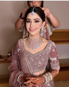 Lavender Colour Lehenga For Bride, Makeup Looks For Pink Lehenga, Mauve Bridal Lehenga, Makeup Vision Board, Walima Outfit, Shadi Outfits, Air Brush Makeup, Haldi Outfit For Bride, Beautiful Lehengas