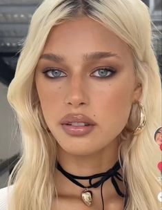 Lived In Eyeliner, Prom Makeup For Blue Eyes Blonde Hair Black Dress, Low Contrast Makeup, Eye Makeup 90s, Shine Makeup, Fire Makeup, 90s Makeup Look, Fashion Show Makeup, Maquillage On Fleek