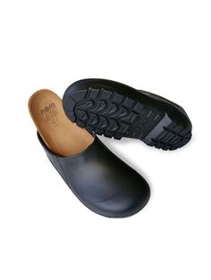 We searched high and low for the perfect garden clog and finally found it, in that mecca of shoe design - Italy. They're hard-wearing, watertight, and most of all comfortable and supportive. You'll still be wearing (and loving!) them 20 years from now! Socks And Clogs, Gardening Shoes, Flats With Arch Support, Mens Workout, Garden Clogs, Clog Boots, Shoe Design, Shoe Inspo, Mens Workout Clothes