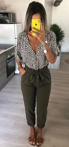 Modest Chic, Cross Nails, Work Outfit Office, Easy Outfits, Sausage Potatoes, Spring Work Outfits, Pants Summer, Gray Pants