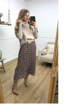 Winter Outfit For Women, What To Wear In Winter, Outfit Botas, Outfit For Women, Trendy Outfits Winter, Chic Skirts, Mode Casual, Women Over 50