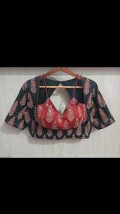 Blouse designs Latest Model Kurti Designs, Plane Blouse Designs, Koti Style Blouse, Ajrak Blouse Designs, Cotton Blouse Designs Latest, Low Neck Blouse Designs, Blouse Degine, Jacket Style Blouse, Kalamkari Blouse Designs