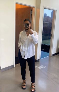 Hospitality Outfit Women, Office Outfit With Leggings, Weekend Outfits For Women Spring 2023, Comfy Work Outfit Summer Casual, Nanny Outfit Ideas Casual, Casual Work Outfits Summer Office Wear Jeans Women, Thursday Work Outfit, Easy Work Outfits, Outfit Women Casual