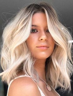 30 Best Shoulder Length Hairstyles & Haircuts for Women in 2022 Dark Roots Blonde Hair, Balayage Blonde, Blonde Hair Looks, Short Hair Balayage, Hair Makeover, Short Blonde, Short Blonde Hair, Shoulder Length Hair, Blonde Balayage