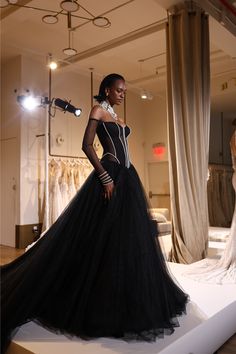 Luxury Black Embellished Gown, Luxury Black Tulle Gown, Black Embellished Organza Gown, Luxury Black Strapless Floor-length Dress, Black Corset Gown Haute Couture, Black Wedding Gowns, Black Ball Gown, Tulle Skirt Black, Wedding Dress Cake