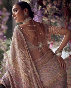 Isha Ambani, Fashion Show Dresses, Fashion Courses, Indian Look, Cityscape Art, Wedding Saree, Indian Jewellery, Figurative Art, Saree Wedding