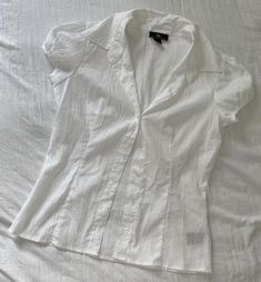 This classic white button-up blouse is the perfect staple for any wardrobe! With its structured yet feminine fit, it’s a versatile piece that can be dressed up or down for any occasion. Whether you’re pairing it with jeans for a casual look or styling it with a skirt for work, this blouse is a timeless piece that adds elegance to any outfit. 💼✨ #WhiteBlouse #MinimalStyle #WardrobeEssentials #TimelessFashion #EverydayOutfits #ClassicStyle #FashionInspo #ChicLooks #EffortlessFashion #StyleStaples Brownish Hair, Narcissa Black, 6th Form Outfits, Sixth Form Outfits, Doe Eyes, 자수 디자인, Mode Inspo, Professional Outfits