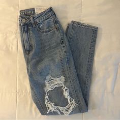 Highest Rise Mom Jeans New With Tags Size 00 Regular Comfort Stretch Waistband Pantalones Mom Jeans, Pantalones Mom, American Eagle Jeans Women, American Eagle Mom Jeans, Black Mom Jeans, Mom Denim, Distressed Mom Jeans, Blue Ripped Jeans, Jeans American Eagle