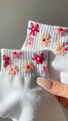 Clothes Embroidery Diy, Diy Embroidery Designs, Diy Embroidery Patterns, Handmade Embroidery Designs, Pola Sulam, Hand Embroidery Projects, Embroidery On Clothes, Cute Embroidery, 자수 디자인