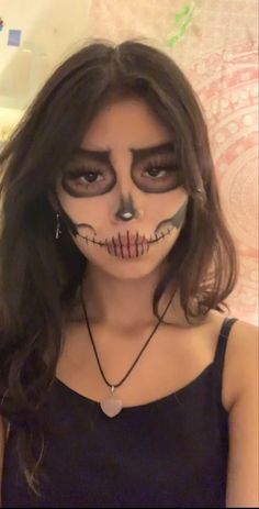 Wigs Y2k, Makeup Horor, Makijaż Sugar Skull, Halloween Skeleton Makeup, Pelottava Halloween, Skull Makeup Tutorial, Maquillage Halloween Simple, Makeup 2024, Halloweenský Makeup