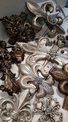 there are many different types of brooches on the table