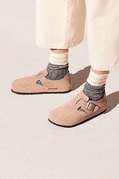 Birkenstock London Outfit, Birkenstock London, Birkenstock Clog, Clogs Outfit, Shoes And Socks, Sacs Tote Bags