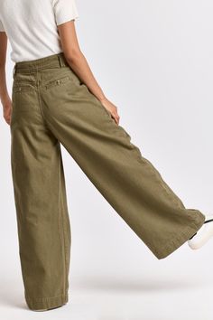 Super high rise wide leg jeans. Look no further to feel spectacular & stylishly fitting, sits at above waist and relaxed fitting through the hips and thigh. Full inseam on non-stretch cotton twill in designer color palettes & vintage washed for desirable coloration, accented with front slant & back welt pockets, front pleats, wide waistband with double belt loops.13 1/2" Front Rise (include waistband), 27 1/2" Leg Opening, 31 1/2" inseam (Size 27) RIGID: Non-stretch, may go up one size 100% COTT Double Belt, High Rise Wide Leg Jeans, Jeans Look, Color Palette Design, Wide Waistband, Welt Pockets, Wide Leg Jeans, Color Palettes, Stretch Cotton