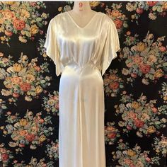 Step into timeless elegance with this stunning 1930s silk satin bias wedding dress, a true vintage masterpiece! ✨ Exquisite vintage design: Luxurious cream silk satin fabric Bias cut for a figure-flattering drape Super sleeves add a touch of 1930s glamour Timeless silhouette perfect for the vintage-loving bride 🌸 Why You'll Love It: Authentic 1930s gown for a truly unique bridal look Ideal for vintage weddings, Art Deco themed events, or elegant soirées Bias cut design offers comfort and a beau Cream Wedding Dress, Wedding Dress Uk, 1930s Hollywood, 1930s Gown, Cream Wedding Dresses, Wedding Dresses Uk, Silk Satin Fabric, Cream Wedding, Etsy Wedding Dress