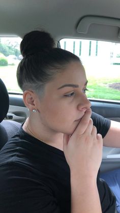 Lesbian Undercut, Under Cut For Woman, Undercut Girl, Lesbian Hair, Barber Poster, Side Cut Hairstyles, Viking Hairstyles, Undercut Hairstyles Women, Short Natural Haircuts