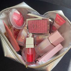 Pink Make Up Aesthetics, Make Up Kit Aesthetic, Skin Fungus, Maquillaje Aesthetic, Makeup Kits, Makeup Bag Essentials, Pink Cosmetics, Makeup Is Life, Beauty Aesthetic