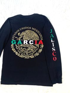 Playera mexicana personalizada, con nombre en medio y el estado de tu elección en las mangas. Si gustas se puede cambiar y agregar el nombre en la manga y el estado en medio si decides hacerlo, escríbalo en las notas que  nombre y estado ASEGÚRESE DE SER MUY CLARO EN CÓMO LO QUIERE.  Cualquier pregunta no dudes en mandar mensaje.                         NO HAY DEVOLUCIONES NI CAMBIOS EN ARTÍCULOS PERSONALIZADOS Mexican custom shirt, with name in the middle and the state of your choice on the sle The State, Bunny Valentines, Mexican T Shirts, Custom Shirt, In The Middle, Custom Shirts, The Middle, Gender Neutral, Adult Outfits