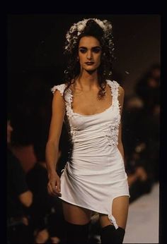 Supermodels 90s, 2000s Runway Fashion, Galliano Runway, Runway 90s, Vintage Runway Fashion, Outfit Pieces, Runway Gowns, Runway Model