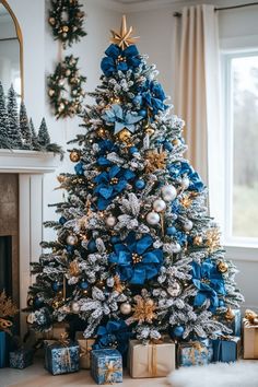 Dark Blue Christmas Tree Decorations, Dark Blue Christmas Tree, Blue Christmas Tree Ideas, Dark Blue Christmas, Christmas Staircase, Christmas Entryway, Traditions Around The World