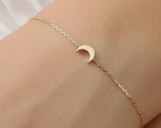 Tiny Moon Bracelet, 14K Real Gold Celestial Bracelet, Dainty Custom Moon Bracelet, Minimalist 14K Gold Moon Bracelet, Summer Jewelry - Etsy.de Celestial Bracelet, Bracelet Summer, Moon Bracelet, Bracelet Minimalist, Bracelet Dainty, Gold Moon, Summer Jewelry, Charm Bracelets, Real Gold