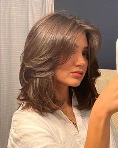 Cortes de cabelo em camadas para inspirar | beauty buzz Haircuts For Medium Length Hair, Hair Inspiration Short, Hairstyles For Layered Hair, Shoulder Length Hair Cuts, Haircuts For Medium Hair, Haircuts Straight Hair, Short Hair Haircuts, Cut My Hair