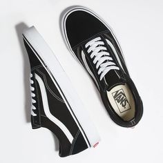 One of the most iconic designs in a shop full of them. What started in 1977 as the Vans #36, introducing the now iconic Vans Sidestripe, became the Old Skool. They say the Classics never go out of style, and Vans Old Skool Black & White is further proof. The marriage of durable suede and canvas has stood the test of time, and the work of founder Paul Van Doren ensures that the Vans Old Skool Black & White shoe remains as popular as ever. Vans Old Skool Black & White is Vans at their best, with r Vans Shoes Old Skool, Vans Classic Old Skool, Vans Vintage, Old Skool Platform, Black And White Vans, Tenis Vans, Vans Original, Old Skool Black, Sneakers Vans