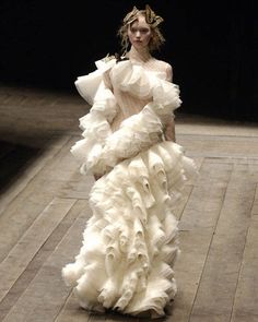 The Widows of Culloden Mcqueen Couture, Alexander Mcqueen Couture, Alexander Mcqueen Runway, Alexander Mcqueen Savage Beauty, Gemma Ward, Sculptural Fashion, Savage Beauty, Mcqueen Fashion, Runway Pictures