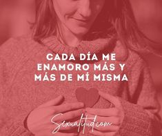 a woman holding a heart in her hands with the words, cada dia me enamoro mas y mas de mi misma