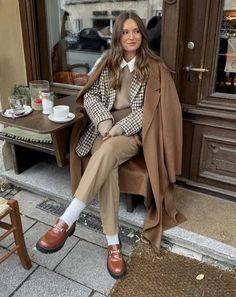 Winter Mode Outfits, Look Winter, Dark Academia Outfit, Loafers Outfit, Looks Country, Skandinavian Fashion, Chique Outfits, Look Retro, Office Outfits Women